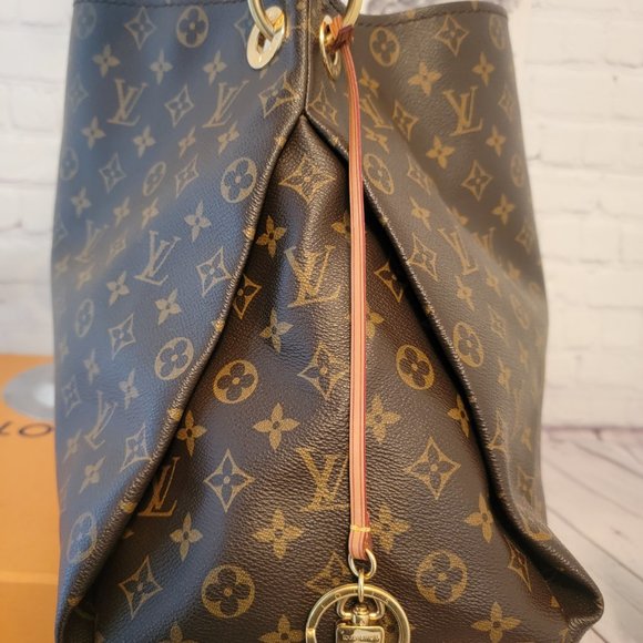 ❌❌ SOLD ❌❌ Louis Vuitton Artsy in Monogram - Picture 11 of 16